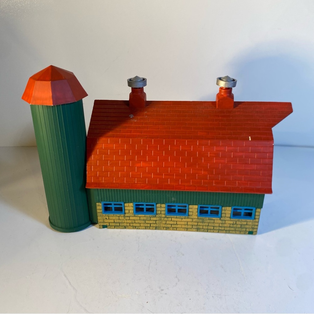 Vintage O Scale Plasticville Green Red Barn with Silo